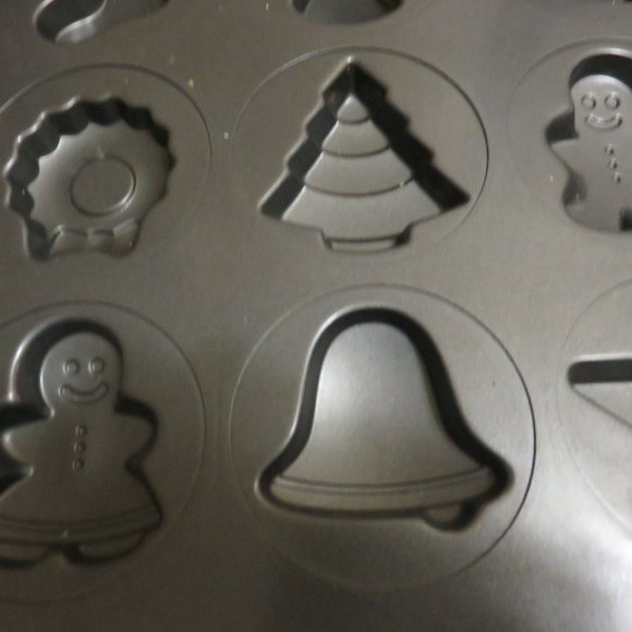 2 WILTON CHRISTMAS COOKIE SHAPERS OR MOLDS 12 CAVITIES EACH - Picture 3 of 5